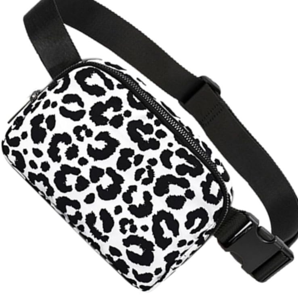 NWT Chic Black and White Leopard Print Wristlet